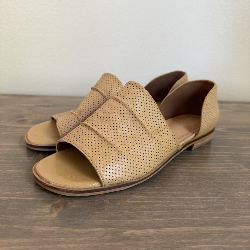 Mi.iM Tan Perforated Sandals Sz 7